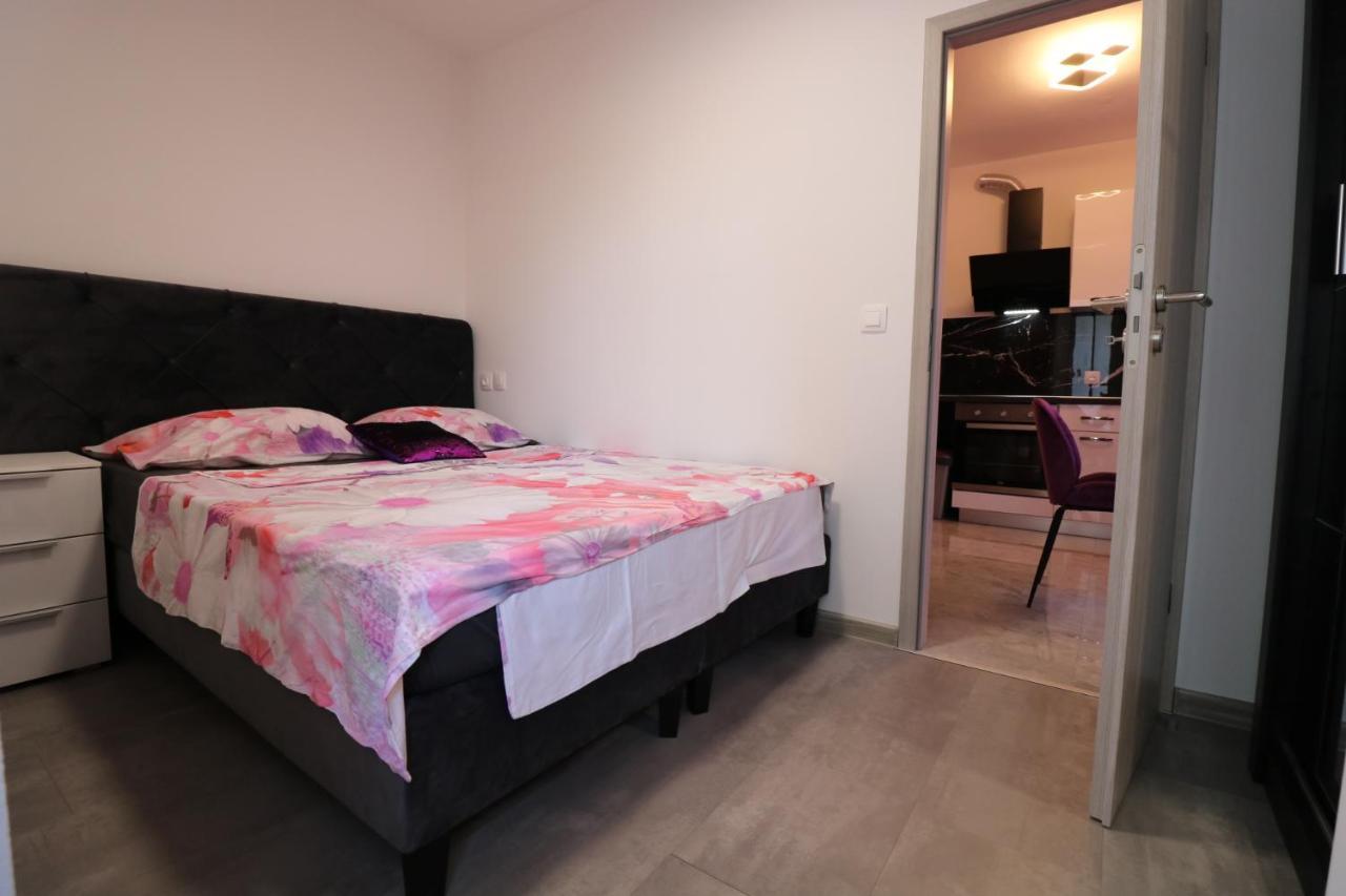 Klaudia Apartment Pula Bagian luar foto