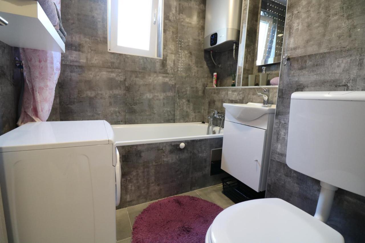 Klaudia Apartment Pula Bagian luar foto